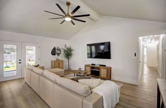 Custom Designer Home. Sleeps 9. Close to domain Q2