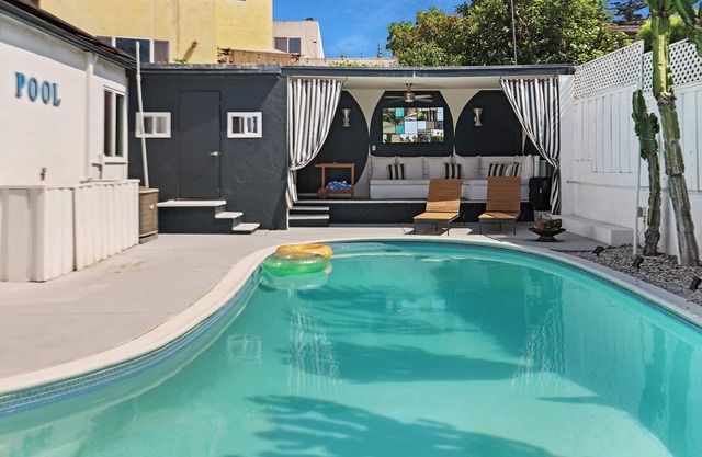Casa personalizada con cabaña, piscina climatizada, spa y vista
