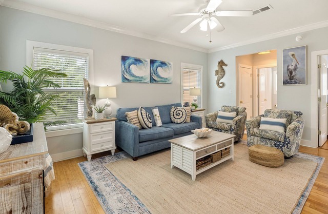 Condominio de un dormitorio en el piso superior en el Purple Parrot Village Resort by Perdido Key Resort Management