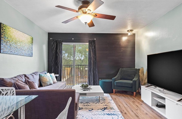 Cute Condo Close to Campus - Walk to Shands/Pool!