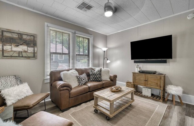 Cute & KOZE cottage, walking distance to downtown Brenham!