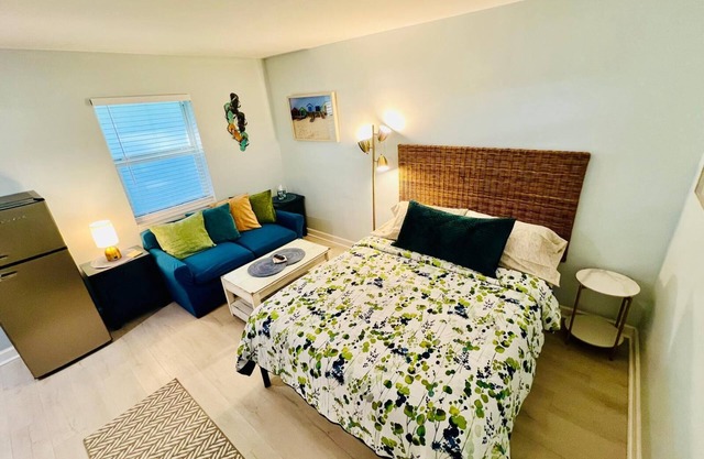 ¡Lindo y moderno estudio en excelente ubicación en el centro de Lake Worth Beach!