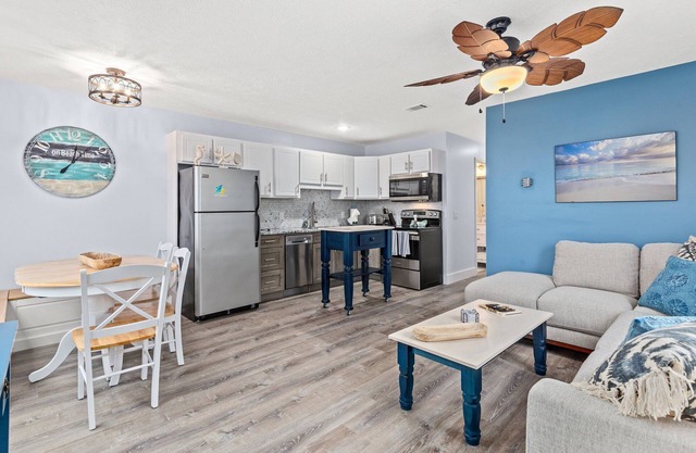 Cute Newly Remodeled!! 500 feet to Beach!