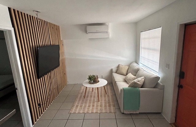 Cute One Bedroom Near the Beach that is located minutes from Las Olas Blvd; Port