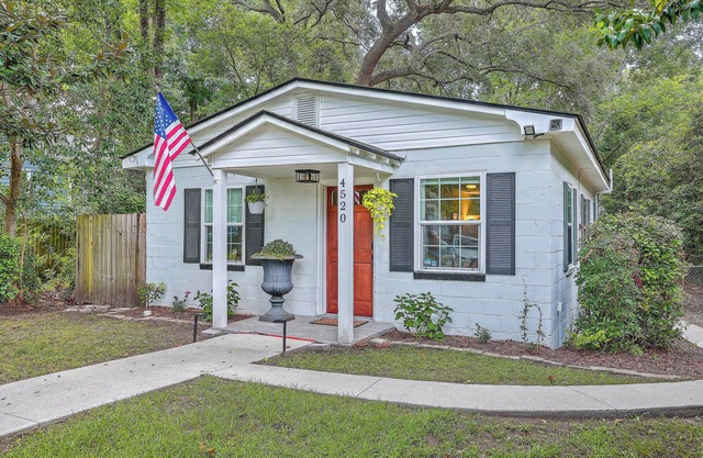 Cute Park Circle Cottage - Near Cafés, Breweries & Downtown Charleston w/HOTTUB