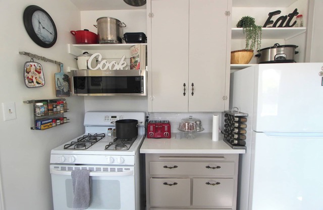Cute Wine Country Cottage con gran patio trasero para el entretenimiento
