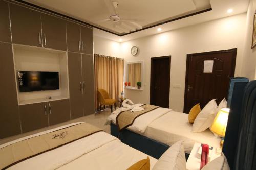 Cuzzy Inn Hotel