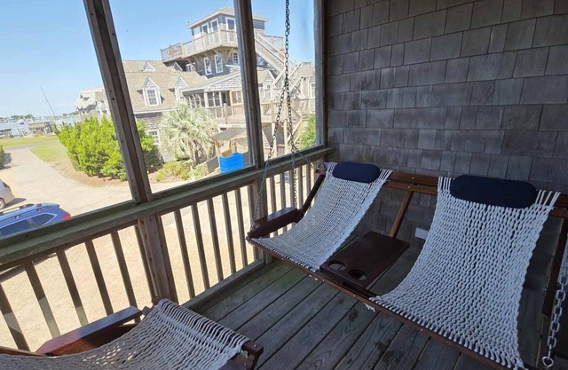 CV8: Crow's Nest -2nd floor 2 BR villa with screened porch!