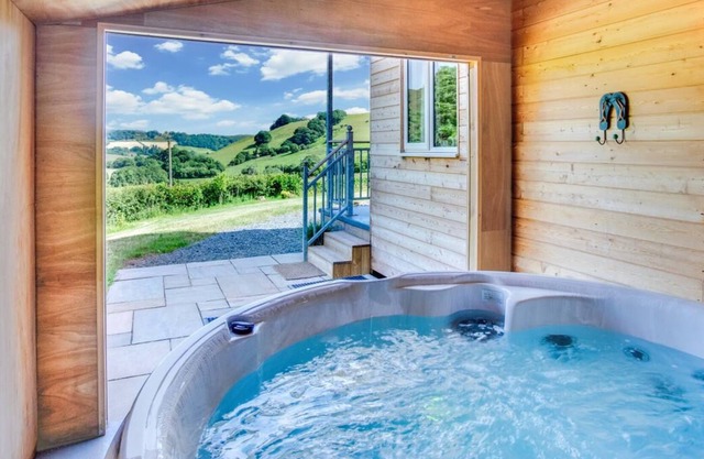 Tynant es una cabaña de madera hecha por artesanos en un entorno idílico en un lugar muy tranquilo y privado.