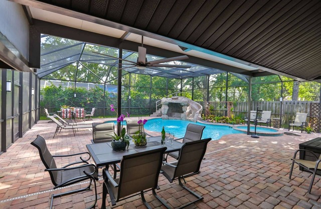 ¡Nuevo listado! Hermosa casa de la piscina con spa, ducha al aire libre: 5 minutos para tiendas exclusivas, restaurantes y golf