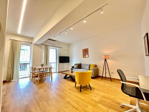 Dafne spacious renovated apartment 170m from Metro