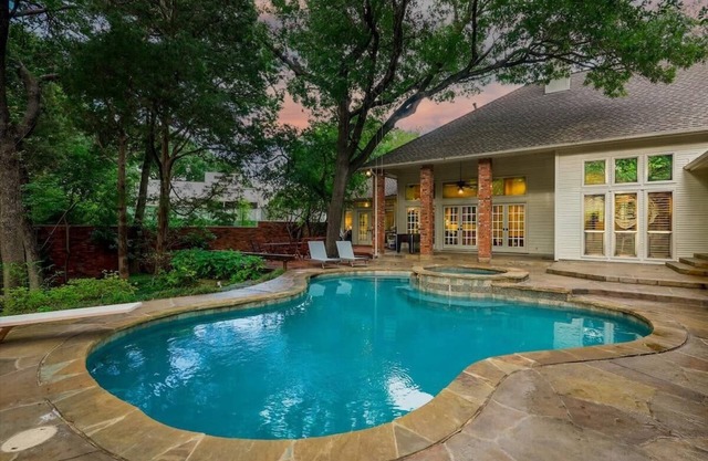 Dallas Gem 5 Bedrooms Home with Pool, Game Room
