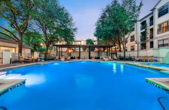 Chic 1-bedroom apartment with fitness room & gorgeous surroundings of Katy trail