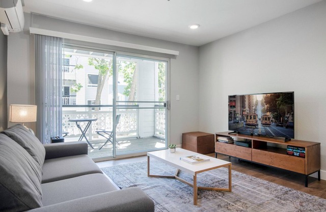 Dapper Downtown Mountain View 2BR w/ pool, gym, parking, by Blueground