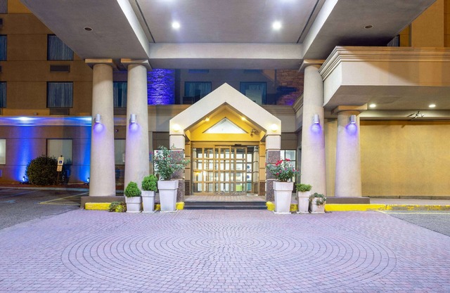 Days Hotel by Wyndham North Bergen /NYC Area
