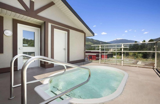 Days Inn & Suites by Wyndham Revelstoke