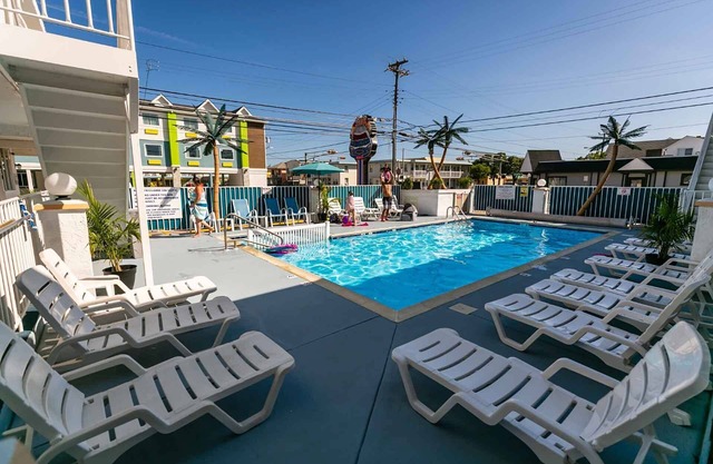 Daytona Inn and Suites - Single Queen