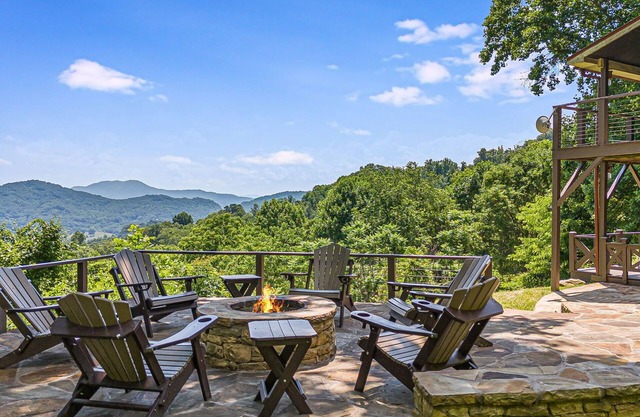 Mountain Lodge con jacuzzi y vistas! Incluye un pase de Biltmore!