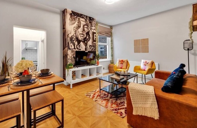 Dead Cool Flat with Designer Decor – Hassle-Free!