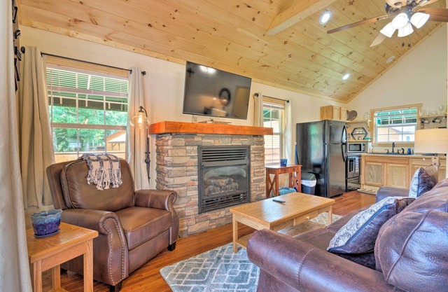 NUEVO-Tuckaseegee Riverfront Cabin w / Private Hot Tub