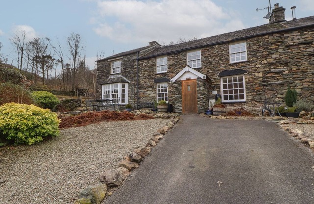 DEER HOW FARM, pet friendly, character holiday cottage in Glenridding