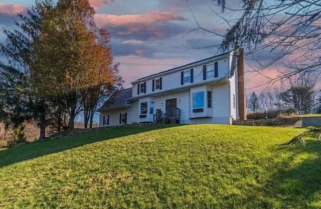 Deer Pond Lodge 4BR 3 BA Pet-Friendly Hot Tub Game Rooms Legoland Mountain Creek
