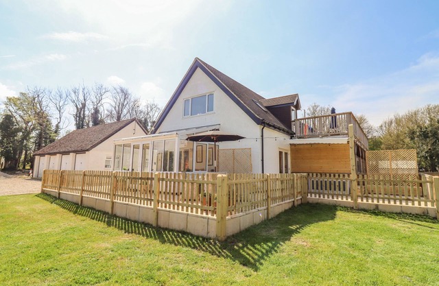 DEER VIEW, romantic, with hot tub in East End