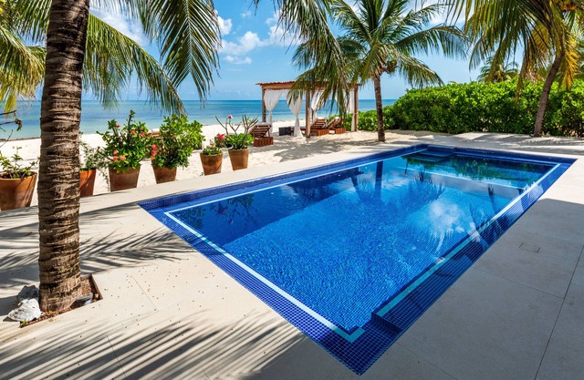 Lejos de ser normal ... Villa de lujo en playa de arena blanca con piscina!