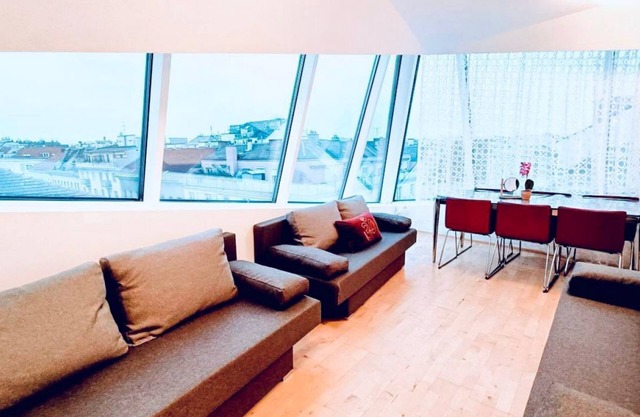 Delightful 2 Level 2BR Apt in central location