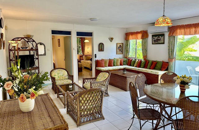 Encantador apartamento con piscina junto a fantásticas playas, restaurantes y tiendas.