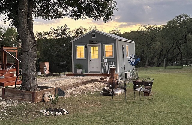 Delightful Tiny House - Our little piece of paradise in Lakehills Tx.