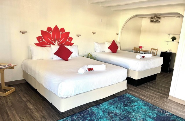 DELUXE DOUBLE BED KING AND QUEEN - SLEEPS 4 - NON-SMOKING