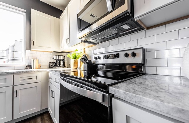 DELUXE DUET - 2 HOMES - MINS TO BROADWAY