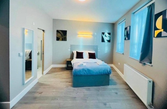 Deluxe family room for 4