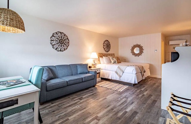 Deluxe King Room at Ocean Glass Inn | Convenient Stay w/Free B'fast & Parking