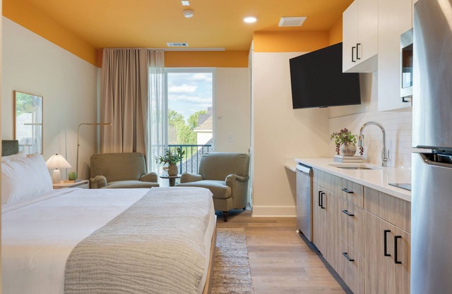 Deluxe King w/ Balcony | Walk to 12 South Shopping