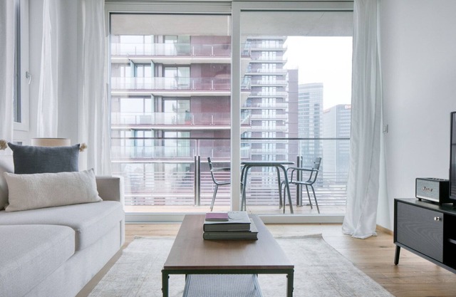 Deluxe Landstraße 1BR w/ Pool & Doorman, steps to Metro U3, by Blueground