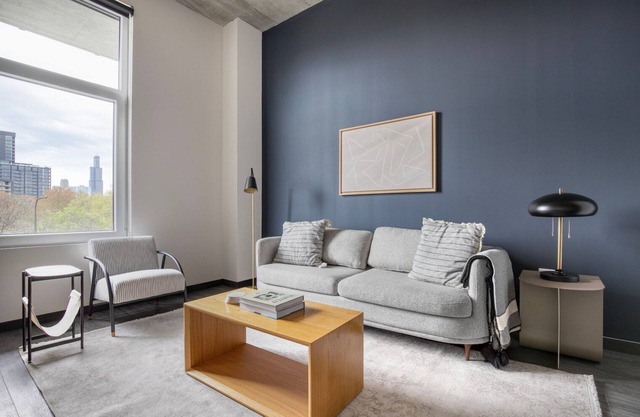 Deluxe West Loop 1BR w/ Rooftop, Gym & Grills, nr Park, by Blueground