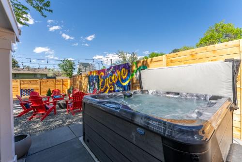 Denver Luxe Funhouse, Hot Tub, Mini Golf, Theater