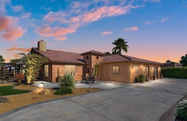 Desert Oasis- 5 bedroom Private Pool and Spa