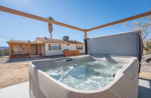 Desert Oasis w/ Hot Tub, Fully Fenced, Pool & Mountain Views 🌵✨