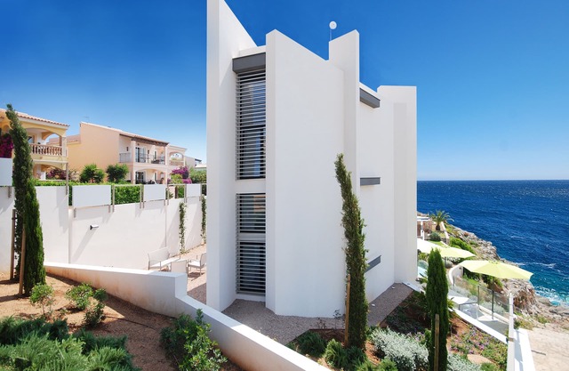 Villa de diseño en 1er. Línea de mar con acceso al mar