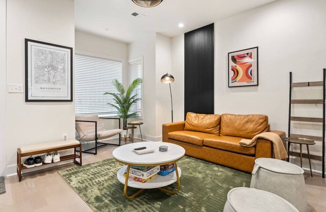 Designer 3BR DC Home | King Bed, Family‑Friendly