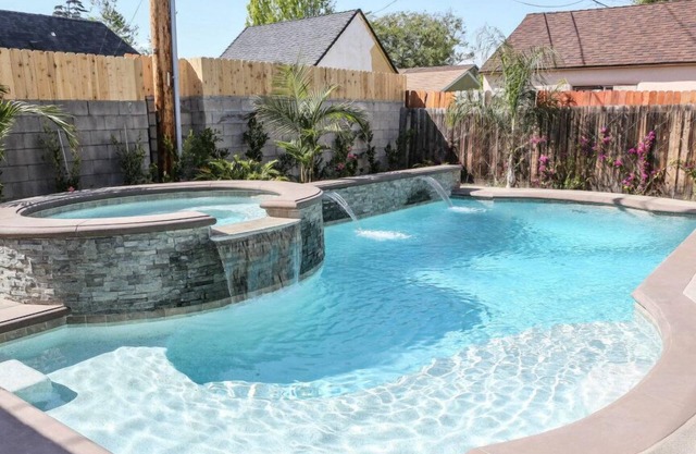 Diseñador decorado casa de 6 dormitorios con piscina