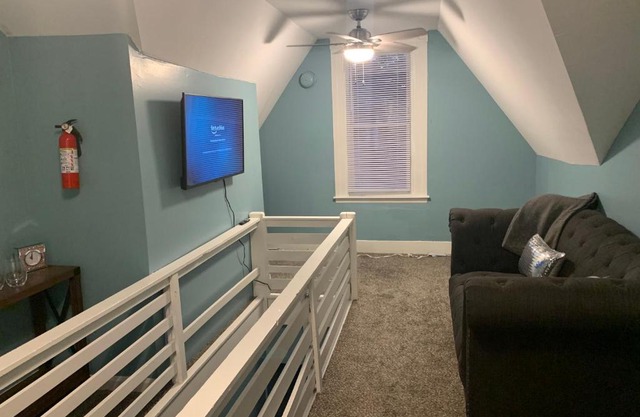 Designer Fashion Loft 1 Bedroom Apartment -Royalty Homes