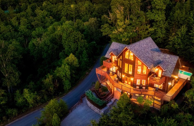 Designer Lodge / Stunning Views / Heated Pool/Spa / Firepit / Games