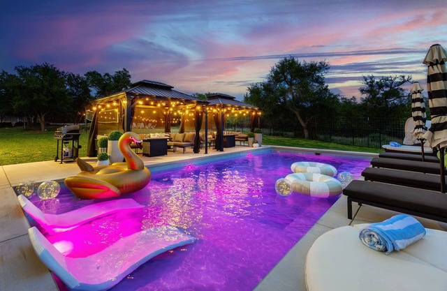 Modern Estate w/ Pool Hot Tub Movie Theater