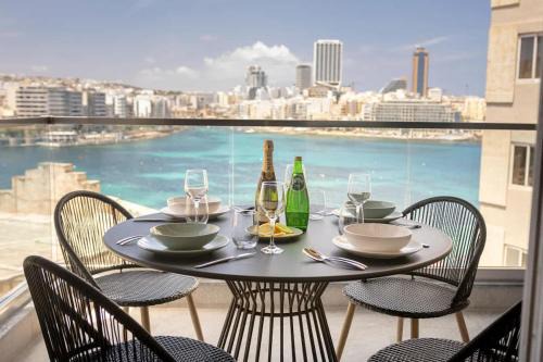 Designer Sea View Apt in Top Location