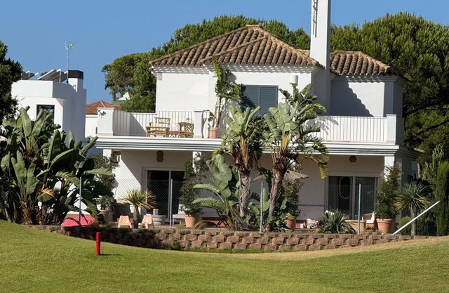 Chalet individual con espectacular piscina e increíbles vistas al golf.