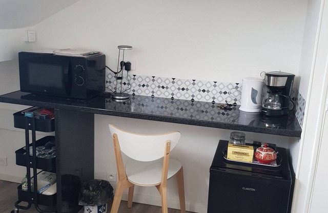 Habitación independiente abuhardillada en edificio seguro